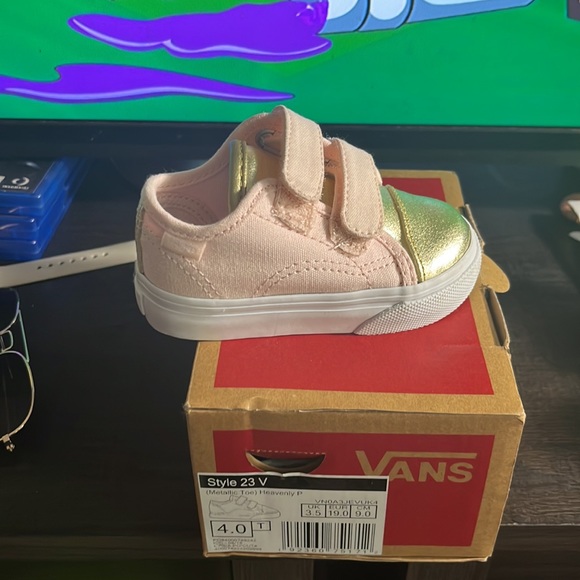 Size 4 // Baby Vans - Picture 2 of 2